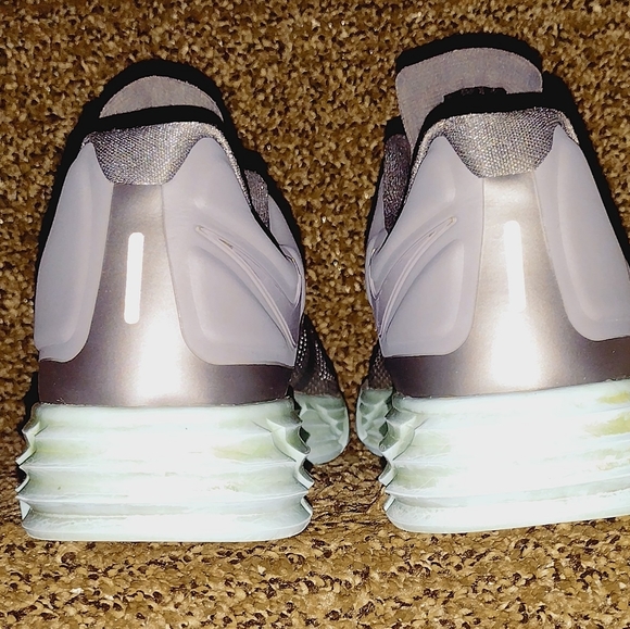 Nike - Picture 3 of 5